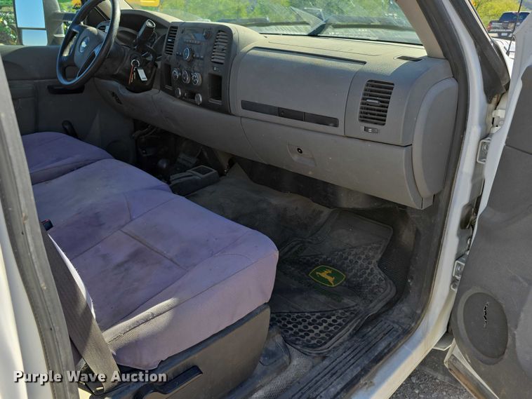 image for item DT6867 2012 Chevrolet Silverado 2500HD utility bed pickup truck