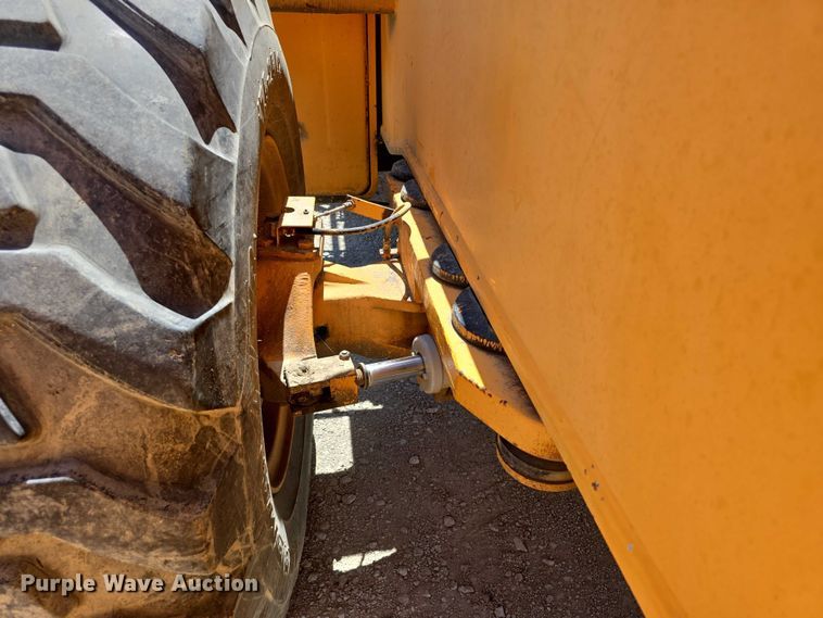 image for item DT6873 1999 Broderson RT-300-2B crane