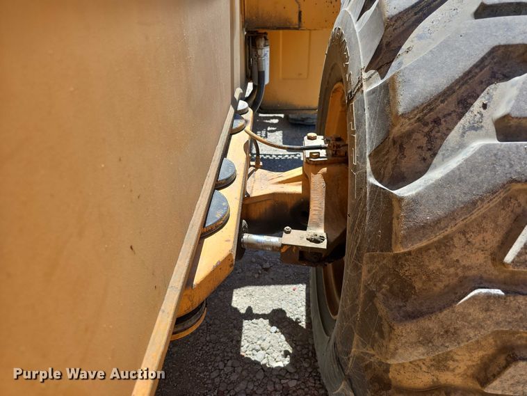 image for item DT6873 1999 Broderson RT-300-2B crane