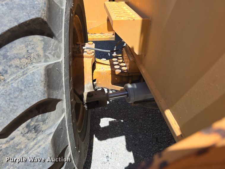 image for item DT6873 1999 Broderson RT-300-2B crane