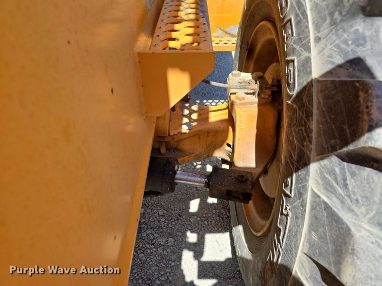 image for item DT6873 1999 Broderson RT-300-2B crane