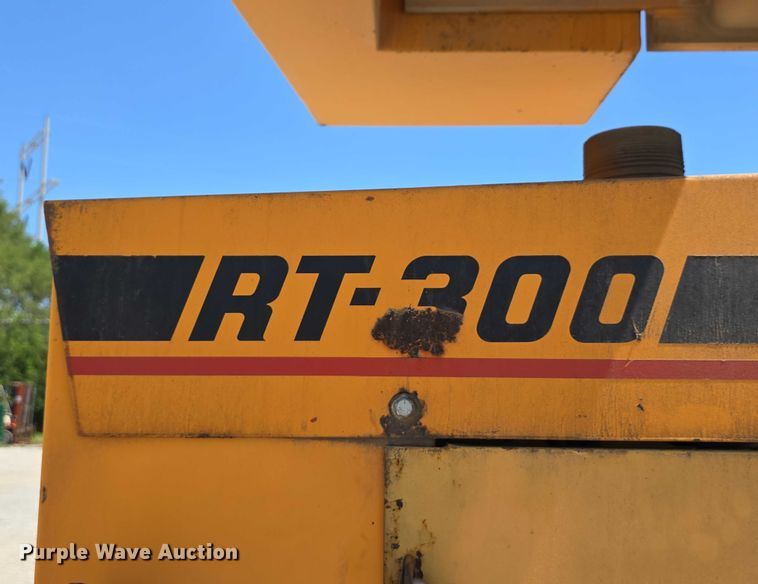 image for item DT6873 1999 Broderson RT-300-2B crane