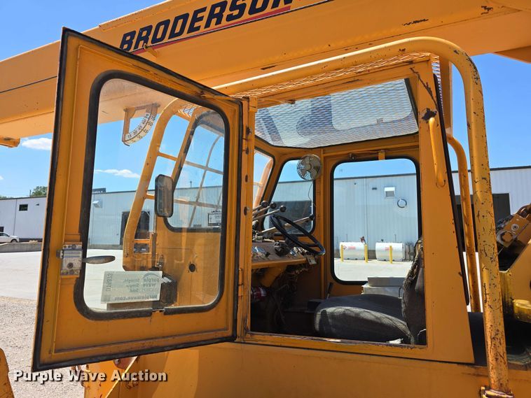 image for item DT6873 1999 Broderson RT-300-2B crane