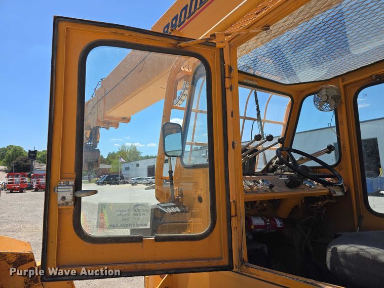 image for item DT6873 1999 Broderson RT-300-2B crane