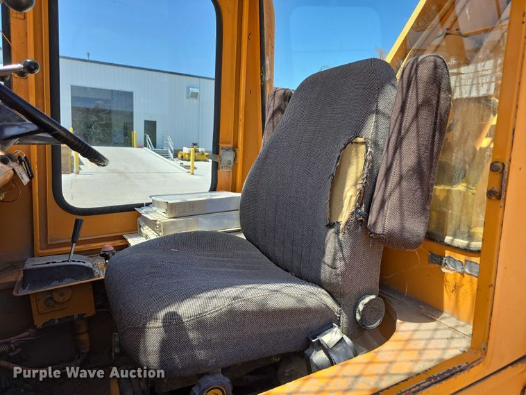 image for item DT6873 1999 Broderson RT-300-2B crane