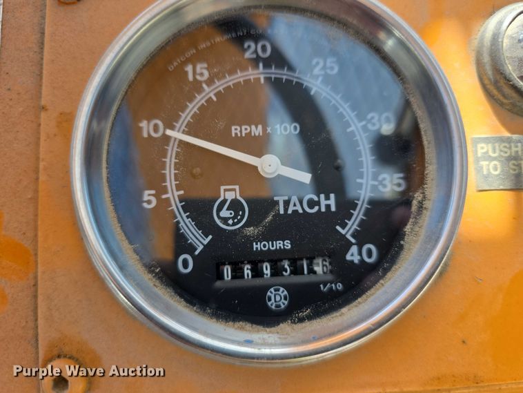 image for item DT6873 1999 Broderson RT-300-2B crane