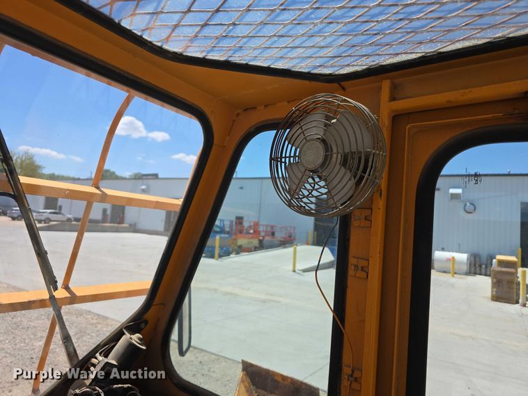 image for item DT6873 1999 Broderson RT-300-2B crane