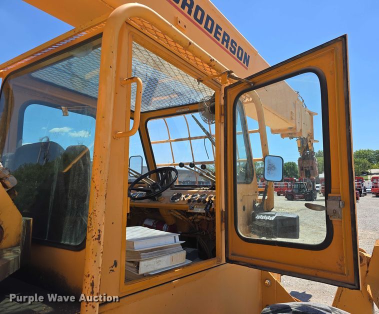 image for item DT6873 1999 Broderson RT-300-2B crane