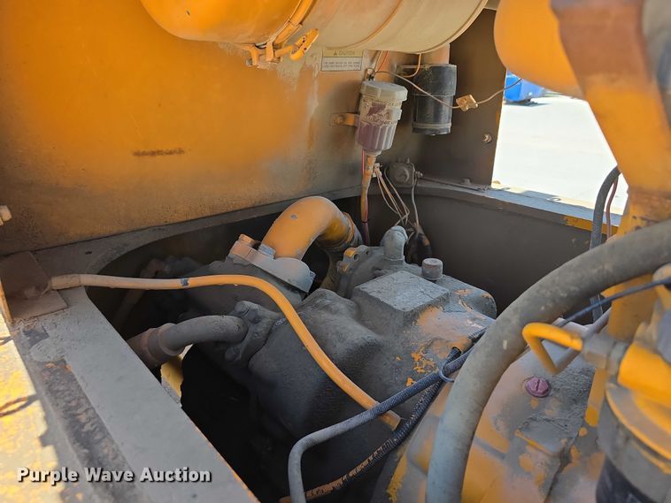 image for item DT6873 1999 Broderson RT-300-2B crane