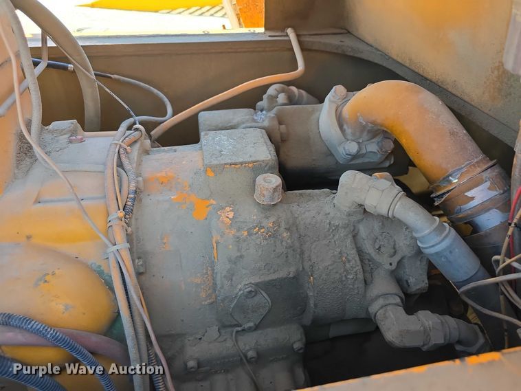 image for item DT6873 1999 Broderson RT-300-2B crane