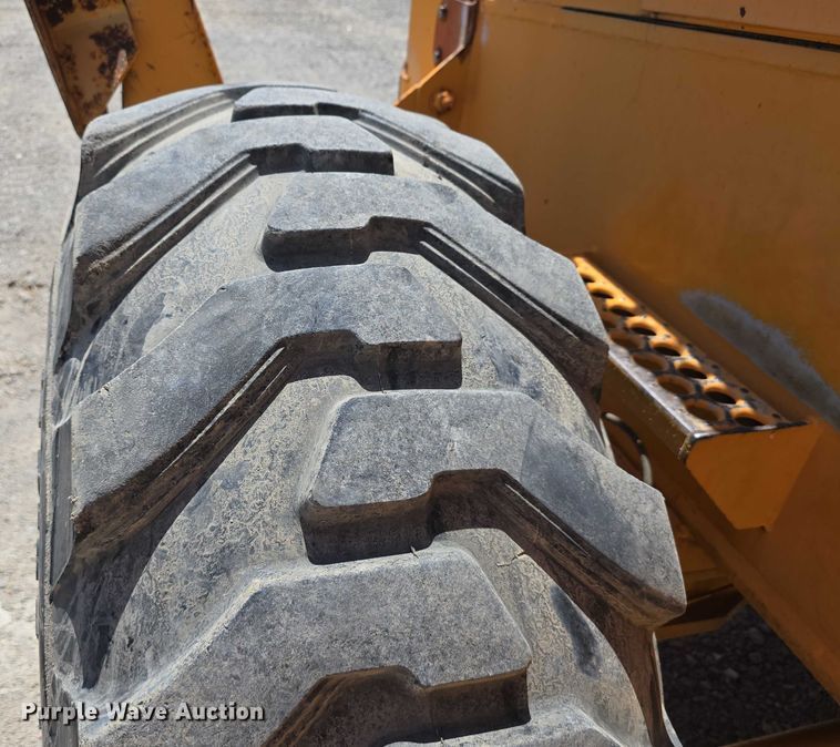 image for item DT6873 1999 Broderson RT-300-2B crane