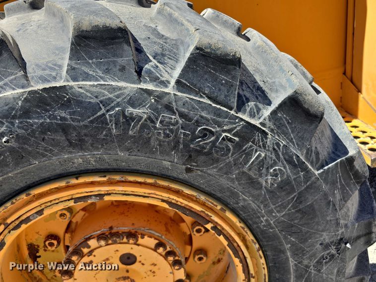 image for item DT6873 1999 Broderson RT-300-2B crane