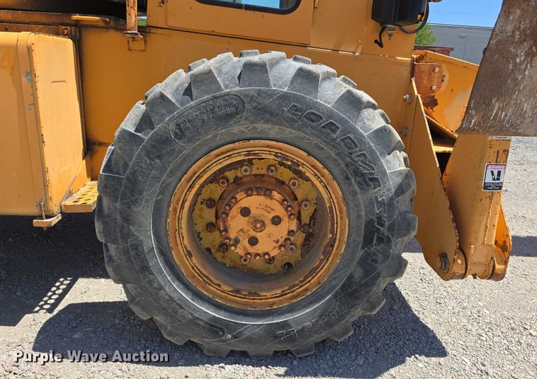 image for item DT6873 1999 Broderson RT-300-2B crane