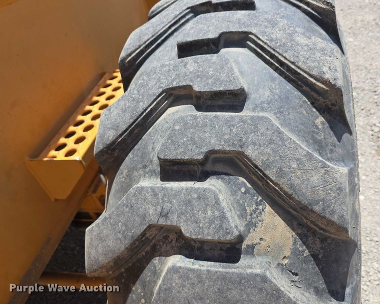 image for item DT6873 1999 Broderson RT-300-2B crane