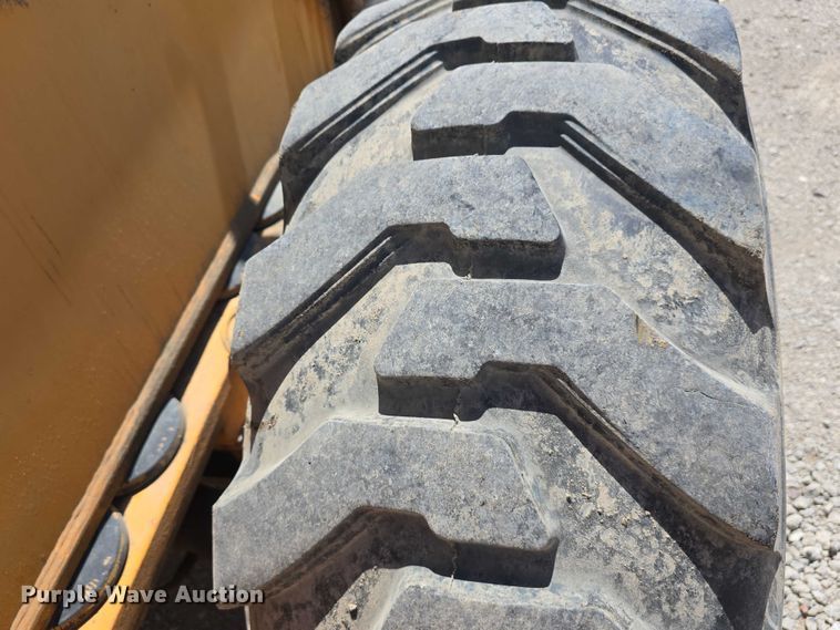 image for item DT6873 1999 Broderson RT-300-2B crane