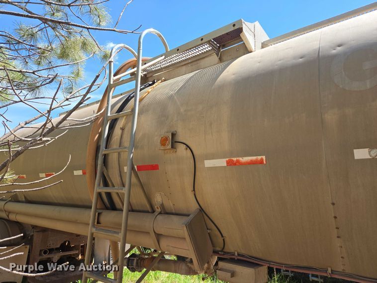 image for item DT7185 1972 J&L Tank tank trailer