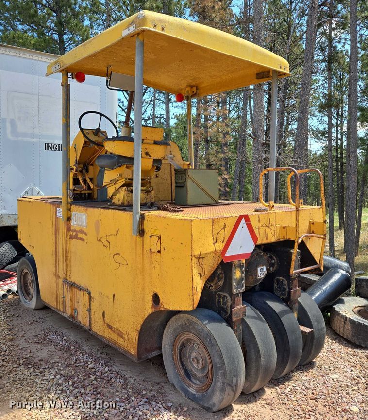 image for item DT7187 1974 Galion 3500 pneumatic roller