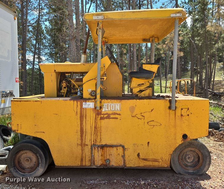 image for item DT7187 1974 Galion 3500 pneumatic roller