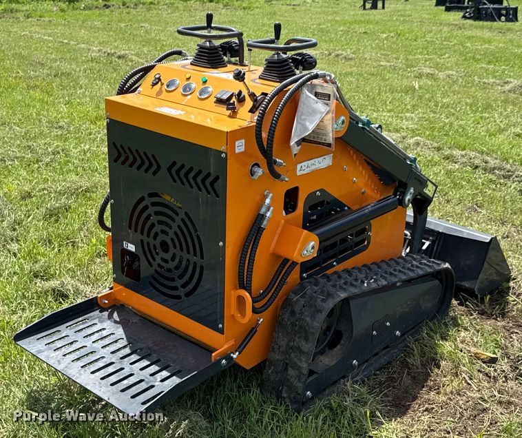 image for item DU9087 LandHero LDH-HT380 compact utility loader