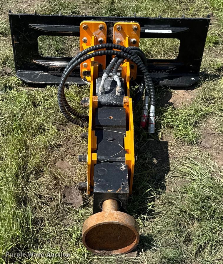 image for item DU9092 2024 GIYI 680 skid steer post driver