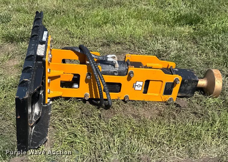image for item DU9092 2024 GIYI 680 skid steer post driver