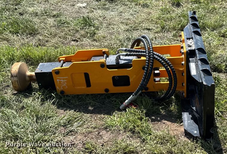 image for item DU9092 2024 GIYI 680 skid steer post driver