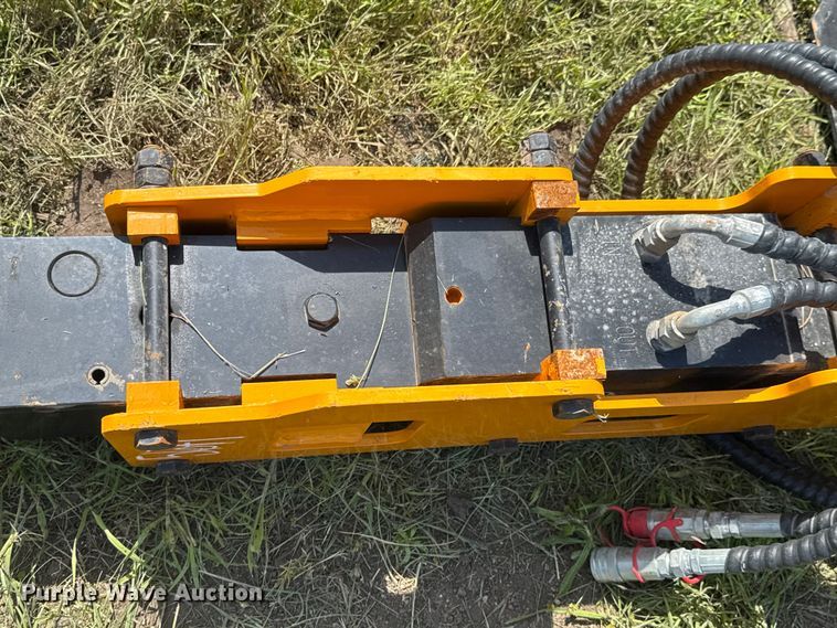 image for item DU9092 2024 GIYI 680 skid steer post driver