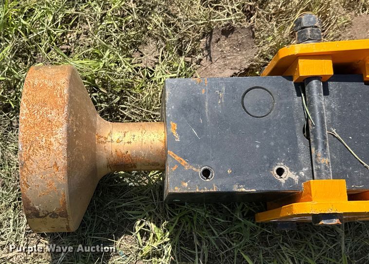 image for item DU9092 2024 GIYI 680 skid steer post driver