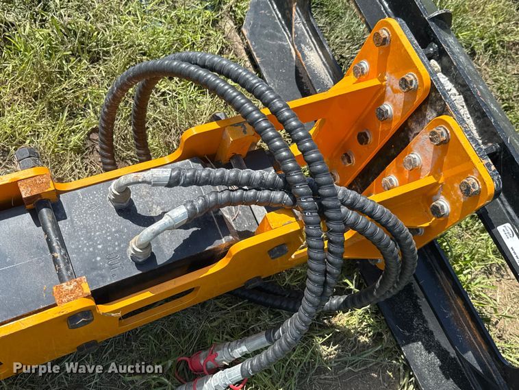 image for item DU9092 2024 GIYI 680 skid steer post driver