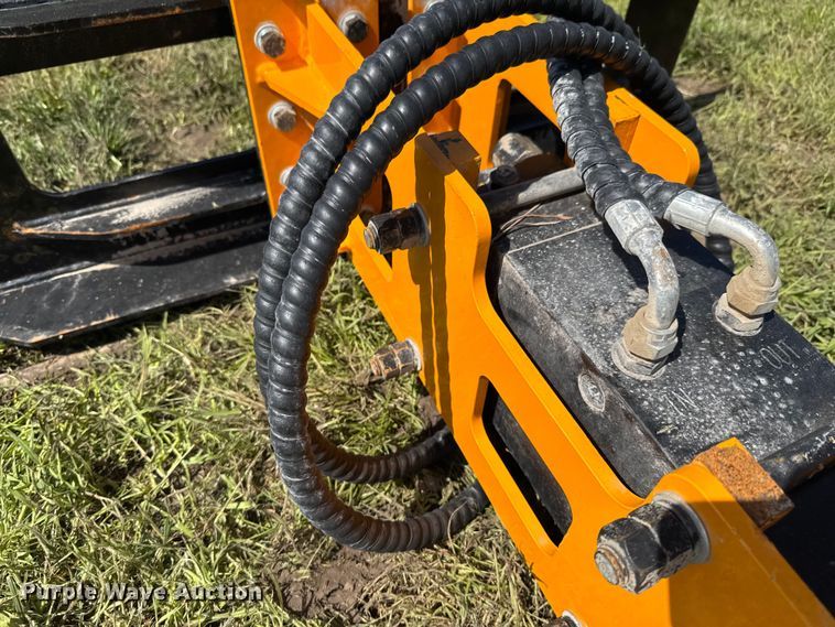 image for item DU9092 2024 GIYI 680 skid steer post driver