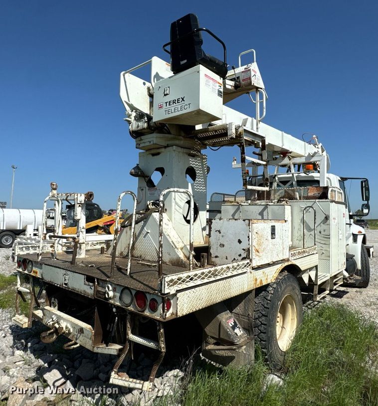 image for item DU9110 2010 International DuraStar 4400 digger derrick truck