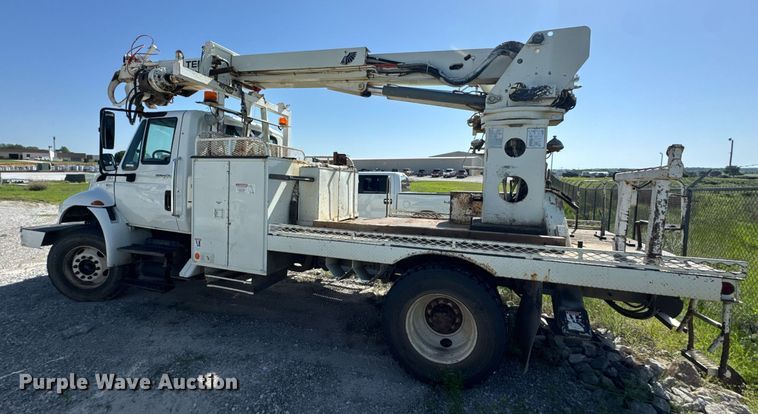 image for item DU9110 2010 International DuraStar 4400 digger derrick truck