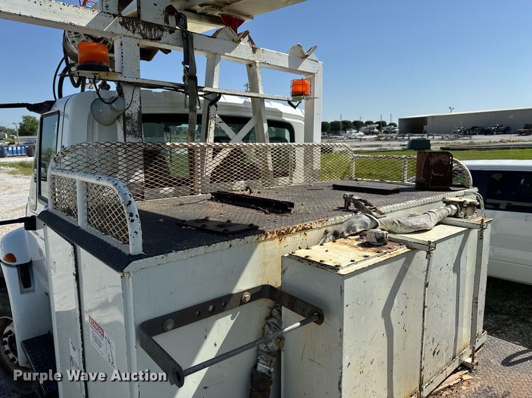 image for item DU9110 2010 International DuraStar 4400 digger derrick truck