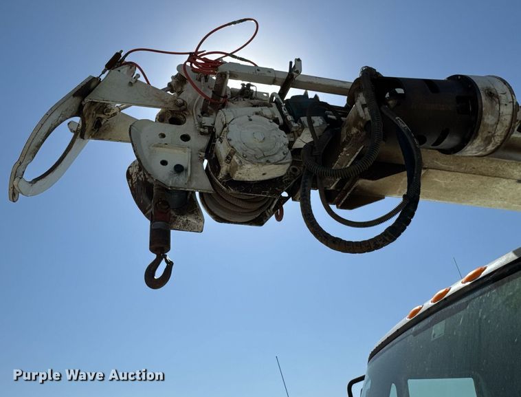 image for item DU9110 2010 International DuraStar 4400 digger derrick truck