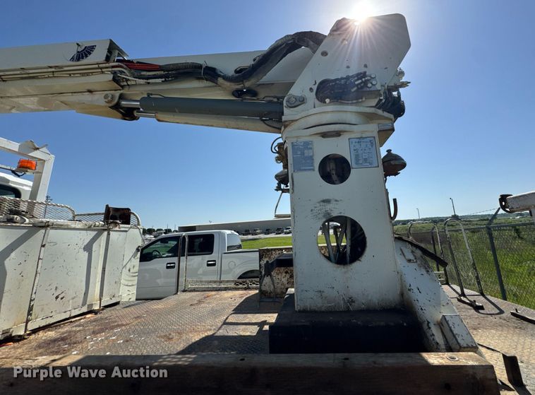 image for item DU9110 2010 International DuraStar 4400 digger derrick truck