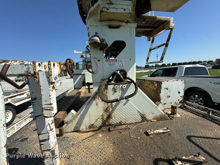 image for item DU9110 2010 International DuraStar 4400 digger derrick truck