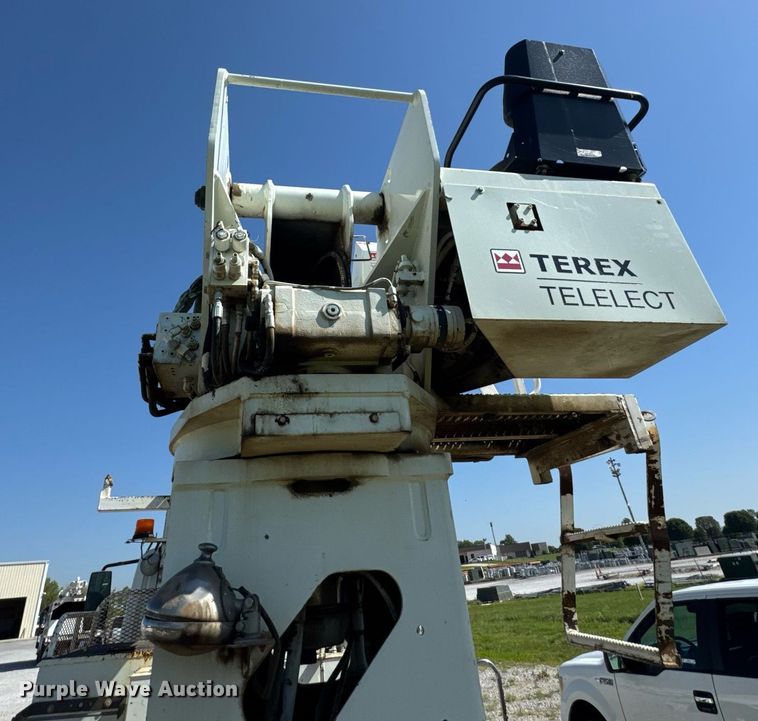 image for item DU9110 2010 International DuraStar 4400 digger derrick truck