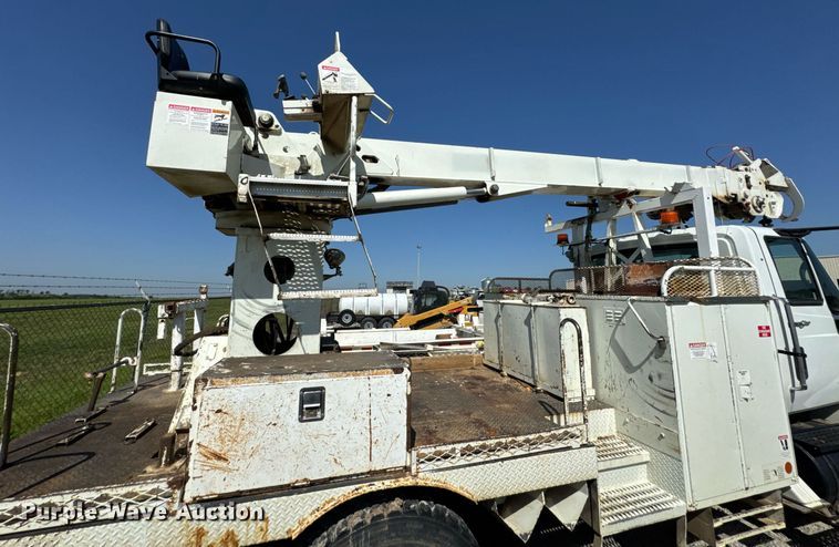 image for item DU9110 2010 International DuraStar 4400 digger derrick truck