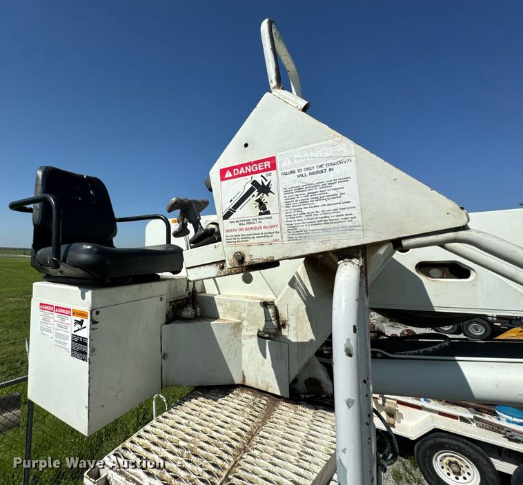 image for item DU9110 2010 International DuraStar 4400 digger derrick truck