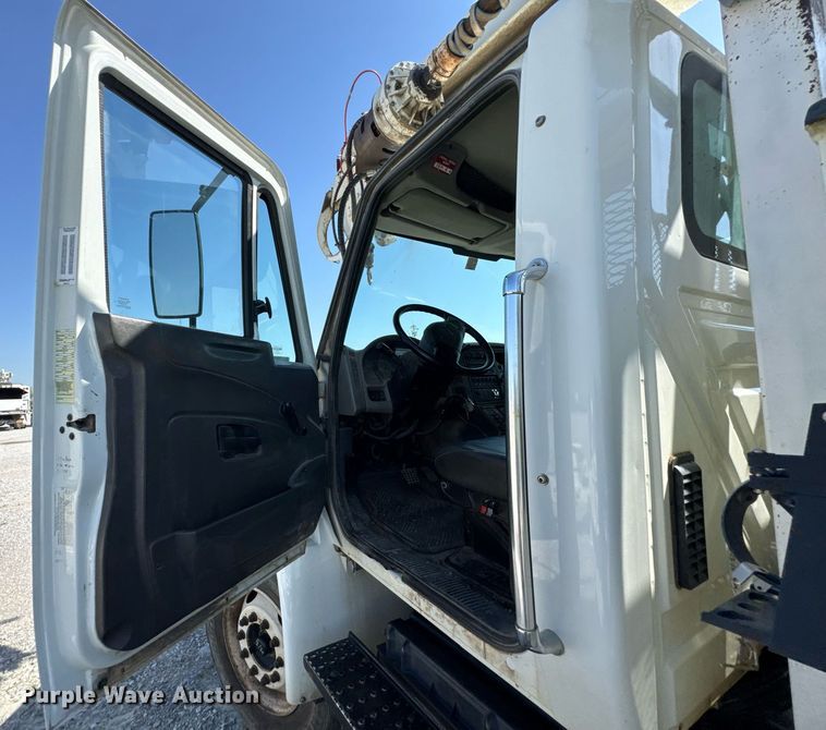 image for item DU9110 2010 International DuraStar 4400 digger derrick truck