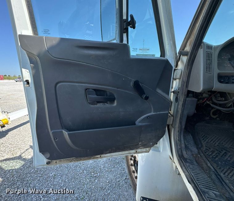 image for item DU9110 2010 International DuraStar 4400 digger derrick truck