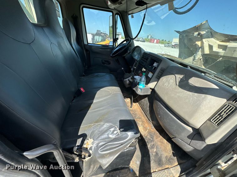 image for item DU9110 2010 International DuraStar 4400 digger derrick truck