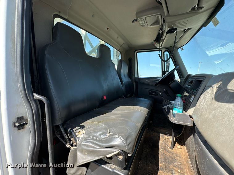 image for item DU9110 2010 International DuraStar 4400 digger derrick truck