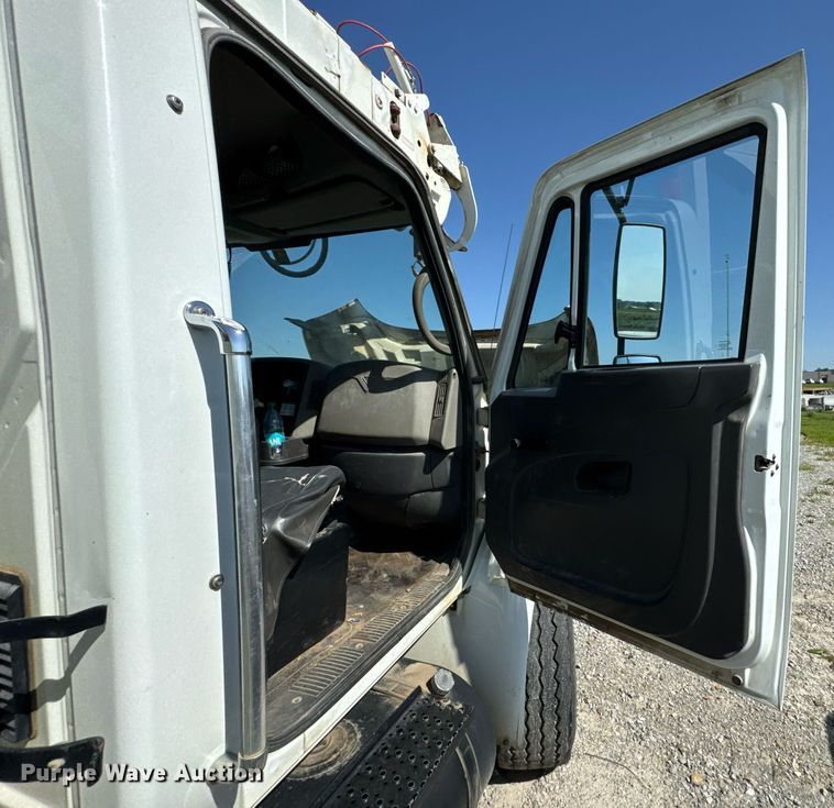 image for item DU9110 2010 International DuraStar 4400 digger derrick truck