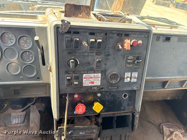 image for item DU9741 1992 Mack CH613 dump truck