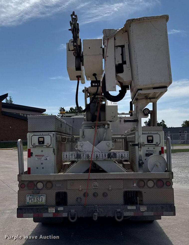 image for item DV2620 2014 International 4400 bucket truck