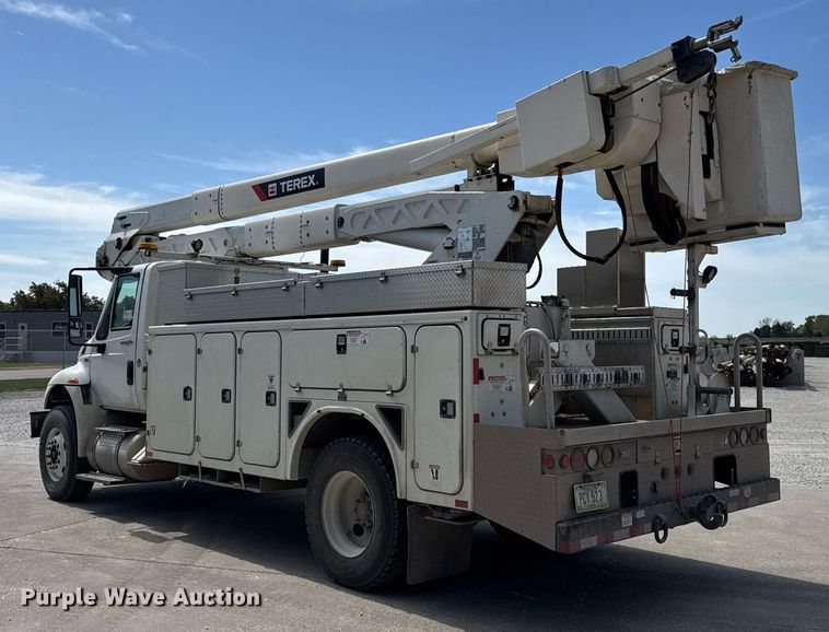 image for item DV2620 2014 International 4400 bucket truck