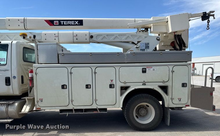 image for item DV2620 2014 International 4400 bucket truck