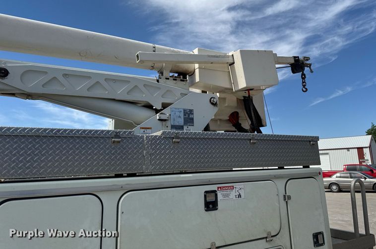 image for item DV2620 2014 International 4400 bucket truck