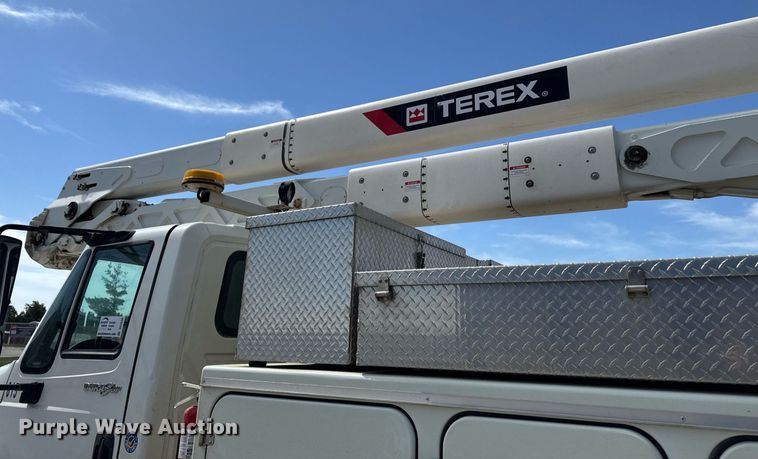 image for item DV2620 2014 International 4400 bucket truck